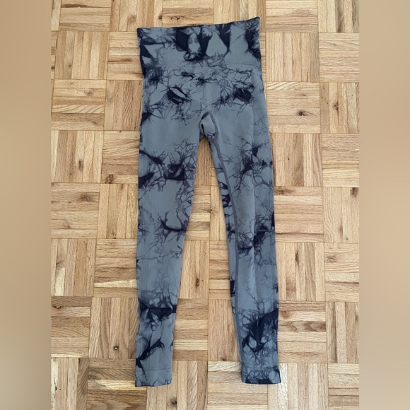 Scrunch bum camo grey gym leggings - Size XS or US 4 - Picture 1 of 2
